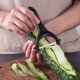 thumbnail image 5 of Juego de 2 peladores, 14,5 x 7,5 cm, pelador de patatas, pelador de verduras, pelador de pasta para patatas, zanahorias, verduras y frutas (negro), 5 of 5
