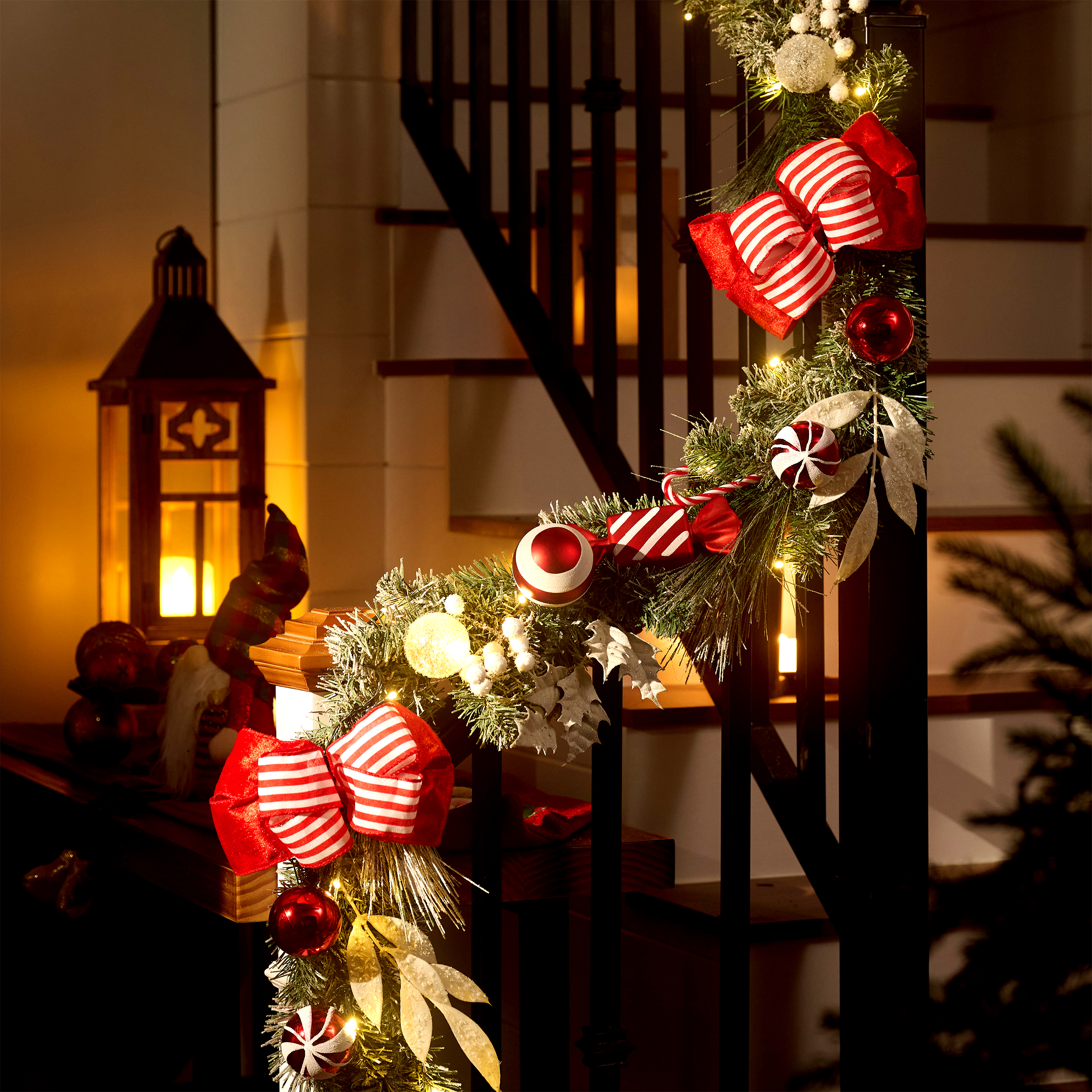 Valery Madelyn 6ft Pre-Lit Red & White Christmas Garland photo 7