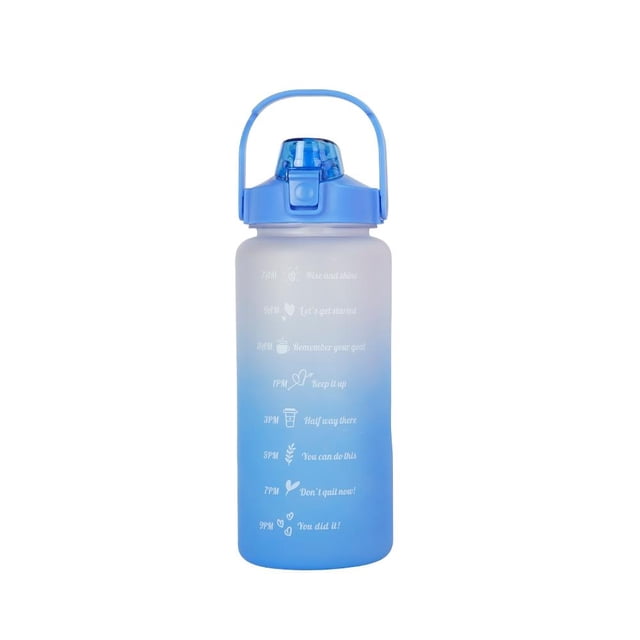 botella mainstays motivacional 2.1 l azul Vista frontal de botella deportiva 2.1 l con cuerpo translúcido degradado azul, tapa con boquilla abatible y asa integrada en azul; marcadores de tiempo y frases motivacionales impresas en el frente, plástico resistente para control de ingesta de líquidos; también suele usarse para llevar bebidas en salidas o al gimnasio.