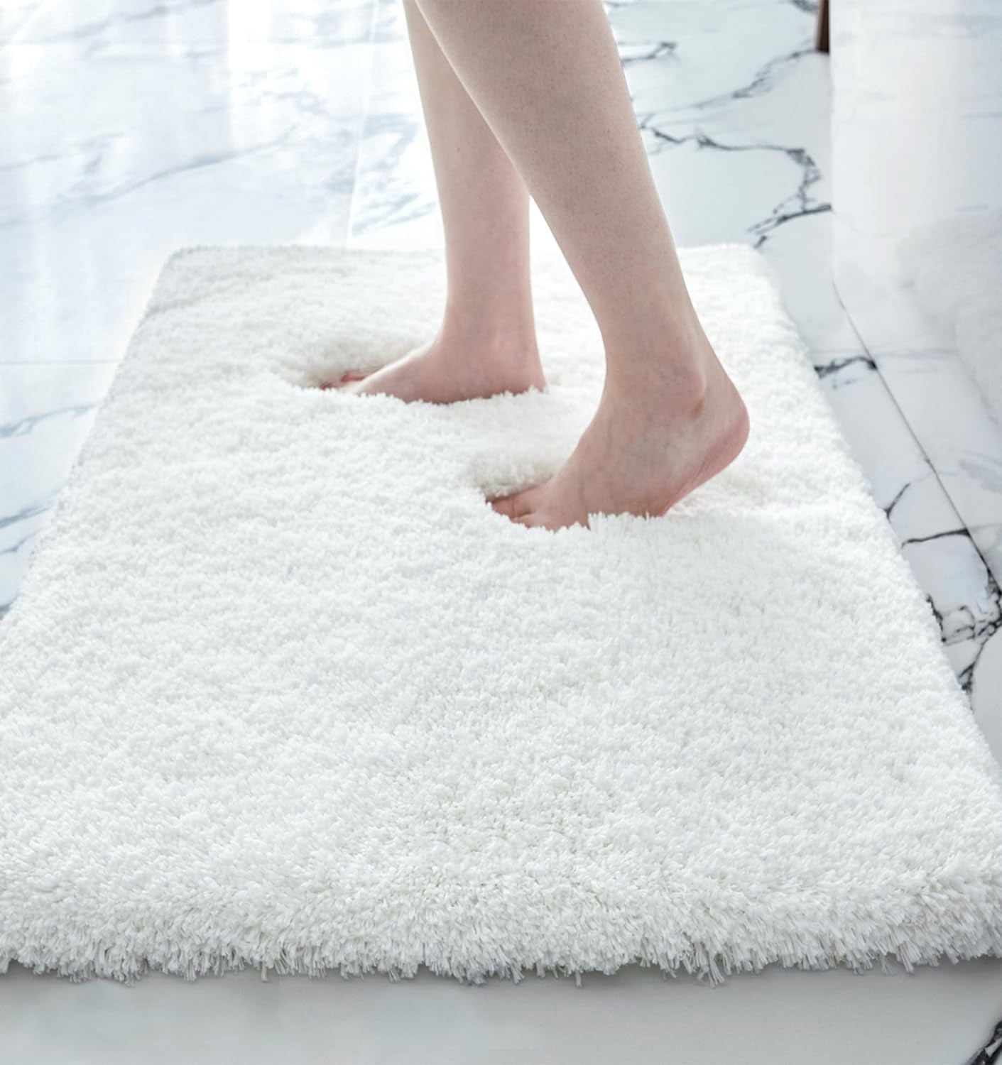 White Bathroom Rug 17x24 Non-Slip Plush Bath Mat Highly Absorbent Ultra Soft Fluffy Floor Mat Machine Washable for Shower Tub