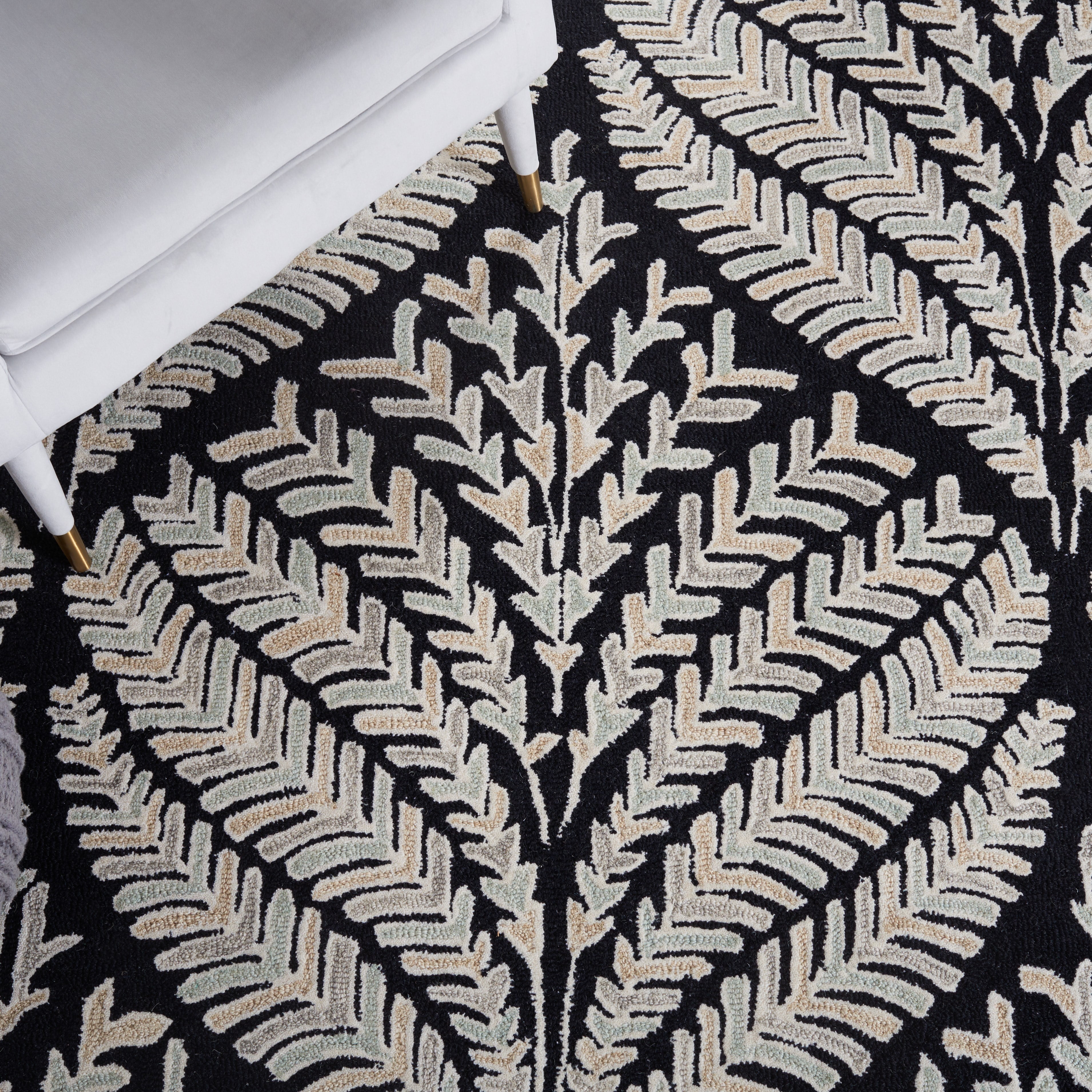 SAFAVIEH Capri Proinsias Leaves Wool Area Rug, Black/Ivory, 5' x 8'