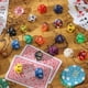 thumbnail image 2 of Juego de dados poliédricos Skylety 200 piezas con bolsa negra, 2 of 7