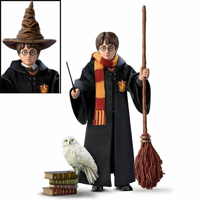 The Ashton - Drake Galleries Harry Potter, la Mejor Figura Vertical Del Año uno en Uniforme Hogwarts con 5 Accesorios Esculpidos, Sombrero de Clasificación de Escoba hedwig de Varita de harry y Pila de Libros de Texto de 10,5 Pulgadas