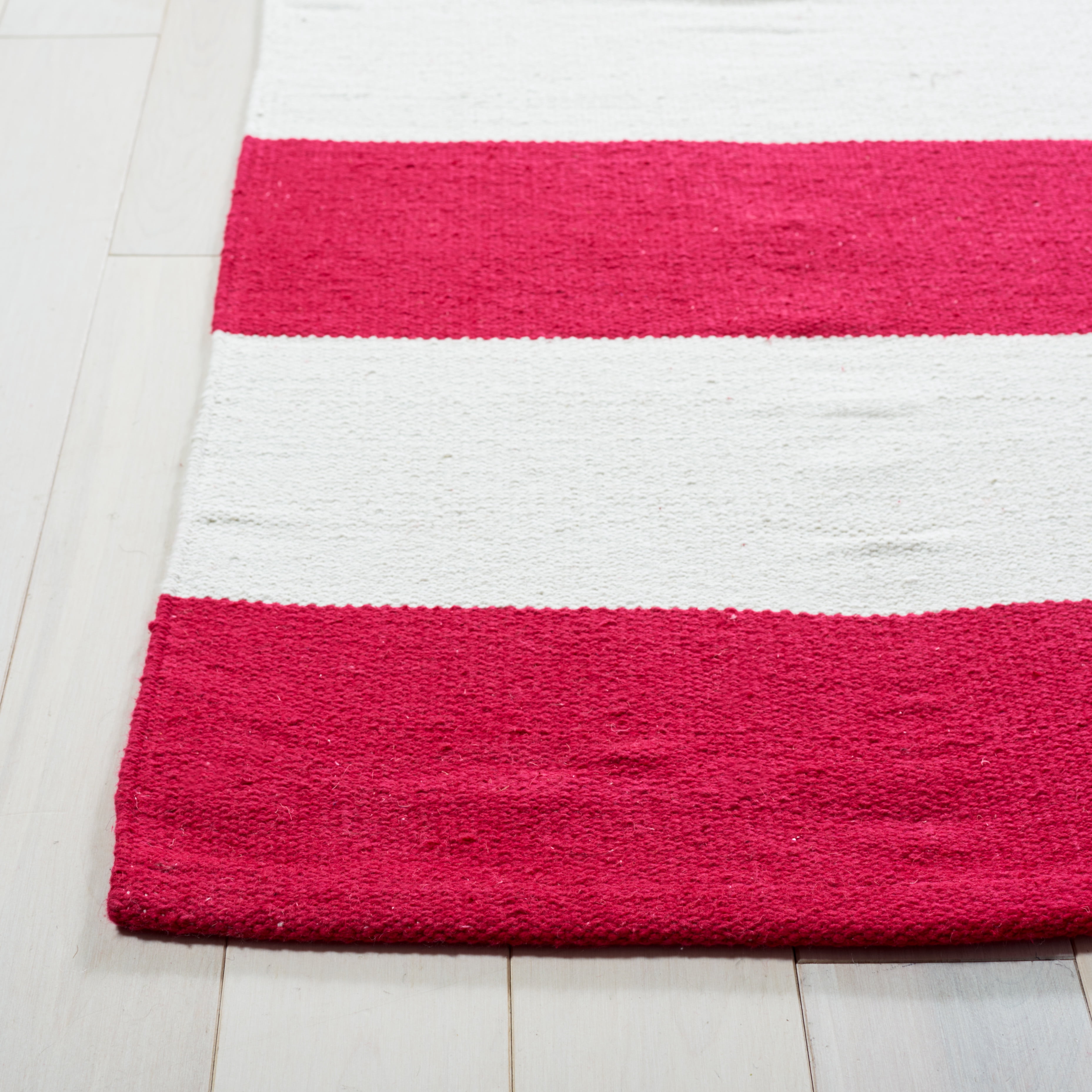 SAFAVIEH Montauk Saranna Geometric Cotton Area Rug, Red/Ivory, 4' x 4' Square
