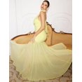 thumbnail image 3 of Vestido BELLA BARNETT, amarillo, glamuroso y fluido, halter, de malla fruncida, 3 of 3