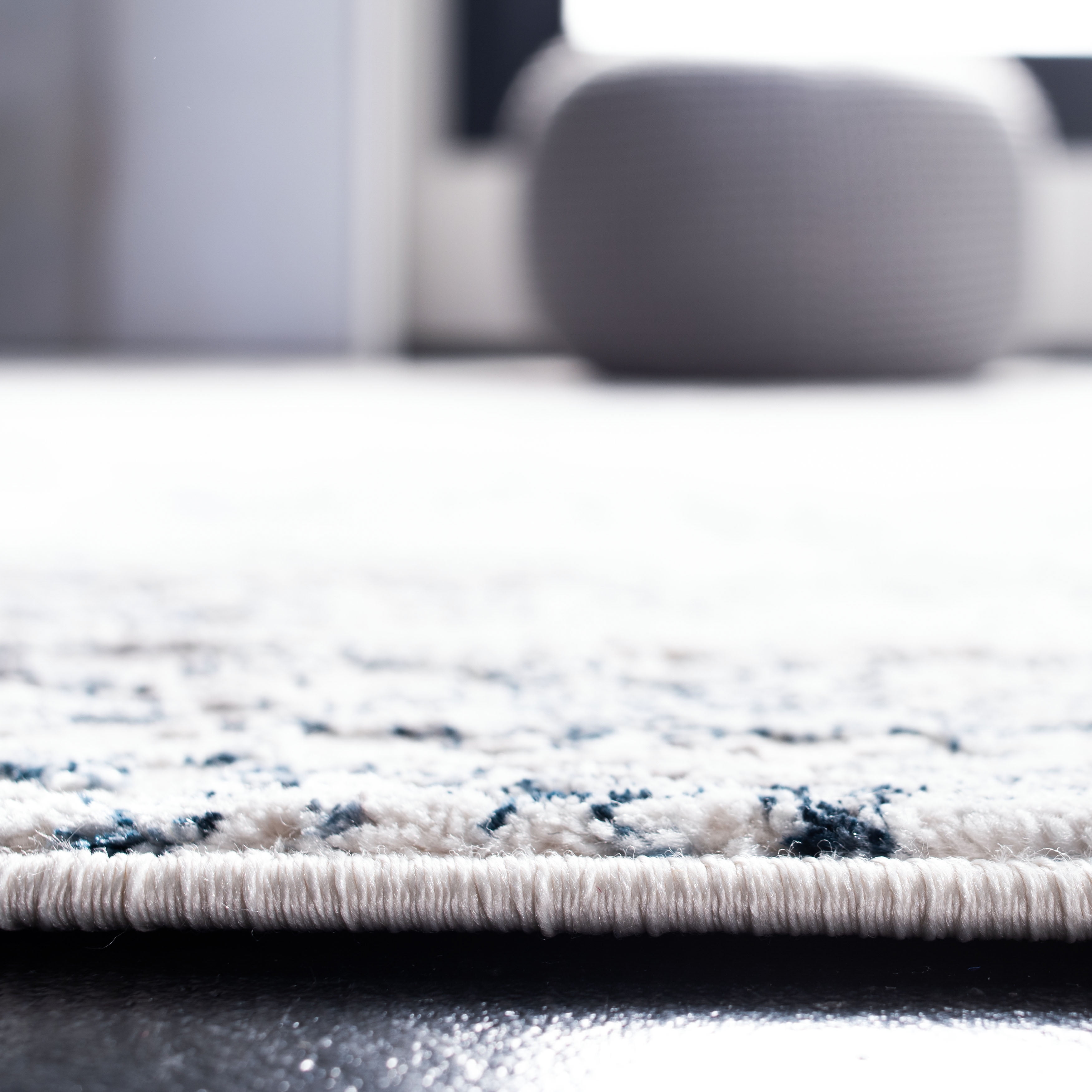 SAFAVIEH Amalfi Cian Distressed Runner Rug, Cream/Navy, 2' x 8'