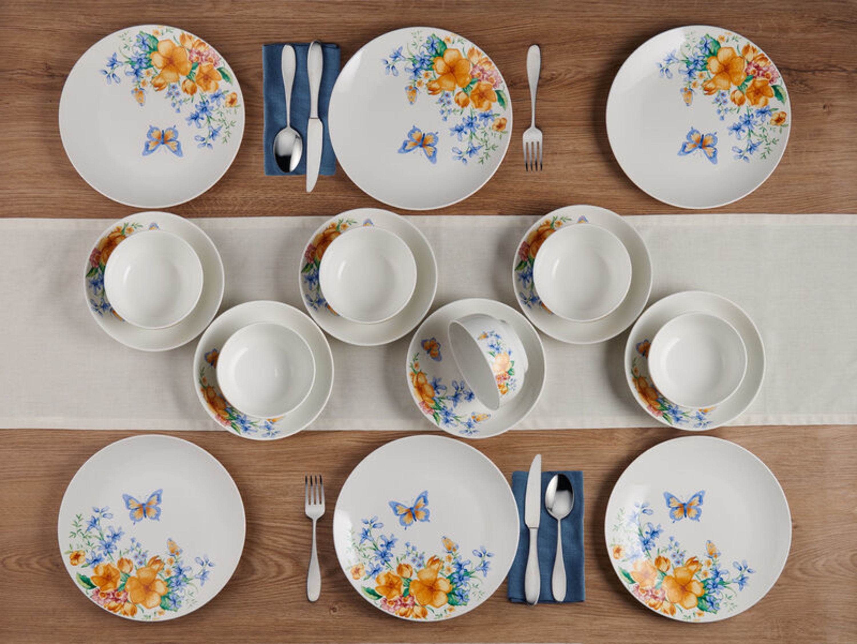 Studio Nova Porcelain Anna 18-Piece Dinnerware Set