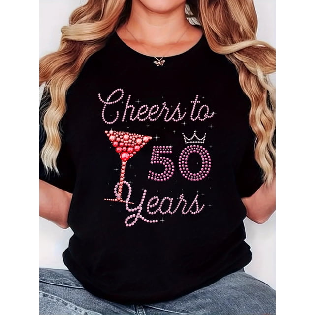 Camiseta minimalista retro para mujer - "50 años de vida" con estampado de copa de vino de diamantes, negra con pedrería rosa, cuello redondo, corte cómodo e informal, manga corta, lavable a máquina.