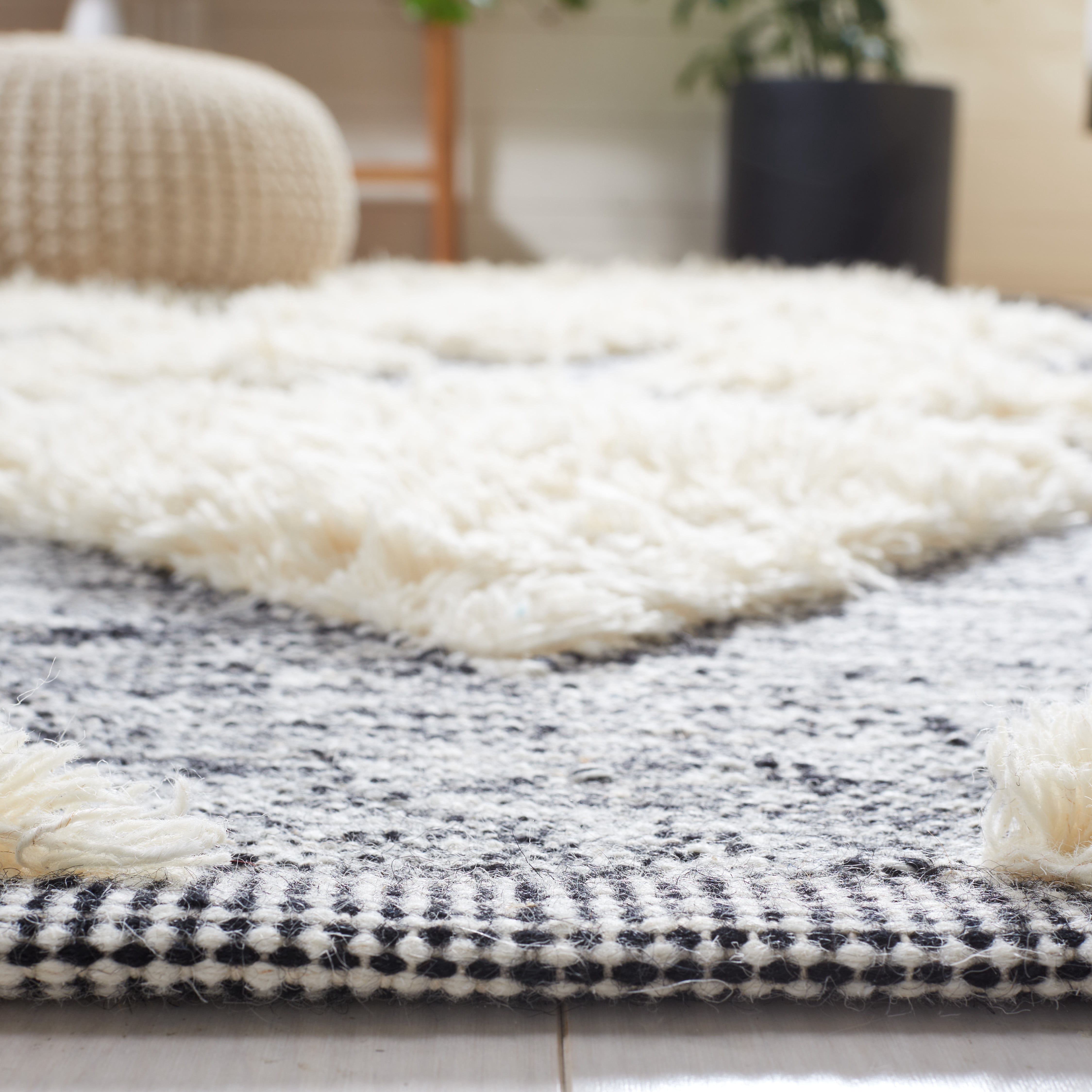 SAFAVIEH Kenya Sandy Southwestern Area Rug, Ivory/Black, 8' x 10'