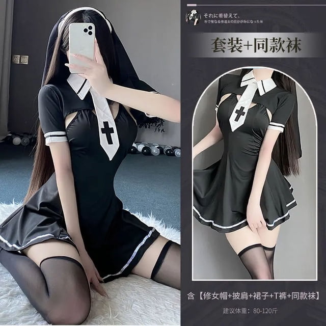 disfraz de monja sexy para mujer, lencería de cosplay: vista frontal centrada de conjunto negro y blanco con tocado de monja; vestido corto de poliéster con corbata blanca y cruz negra, mangas con ribete blanco, falda acampanada, medias hasta el muslo y abertura en el pecho; ambientación interior simple. A menudo usado para cosplay y roleplay en eventos de Halloween.
