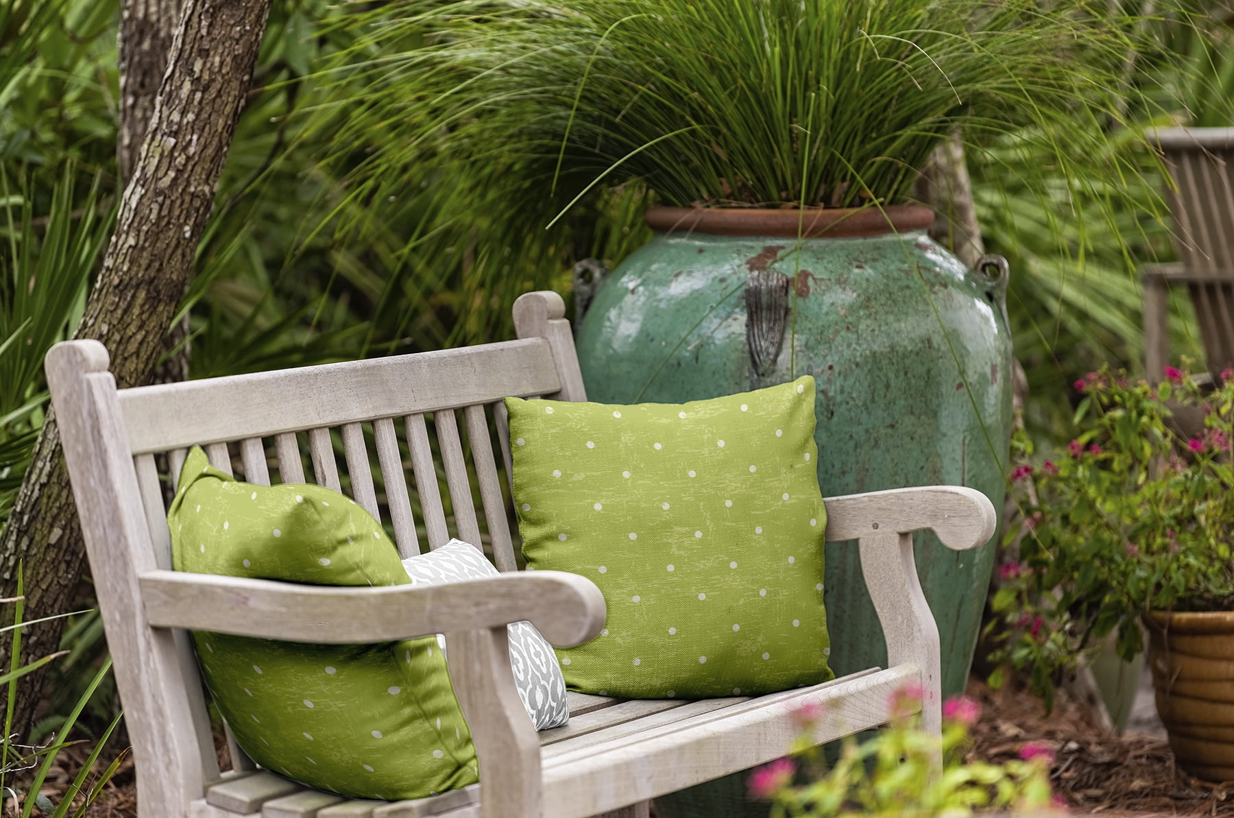 Simply Daisy 16" x 16" Dorothy Dot Polyester Indoor/Outdoor Pillow, Green (1 count)