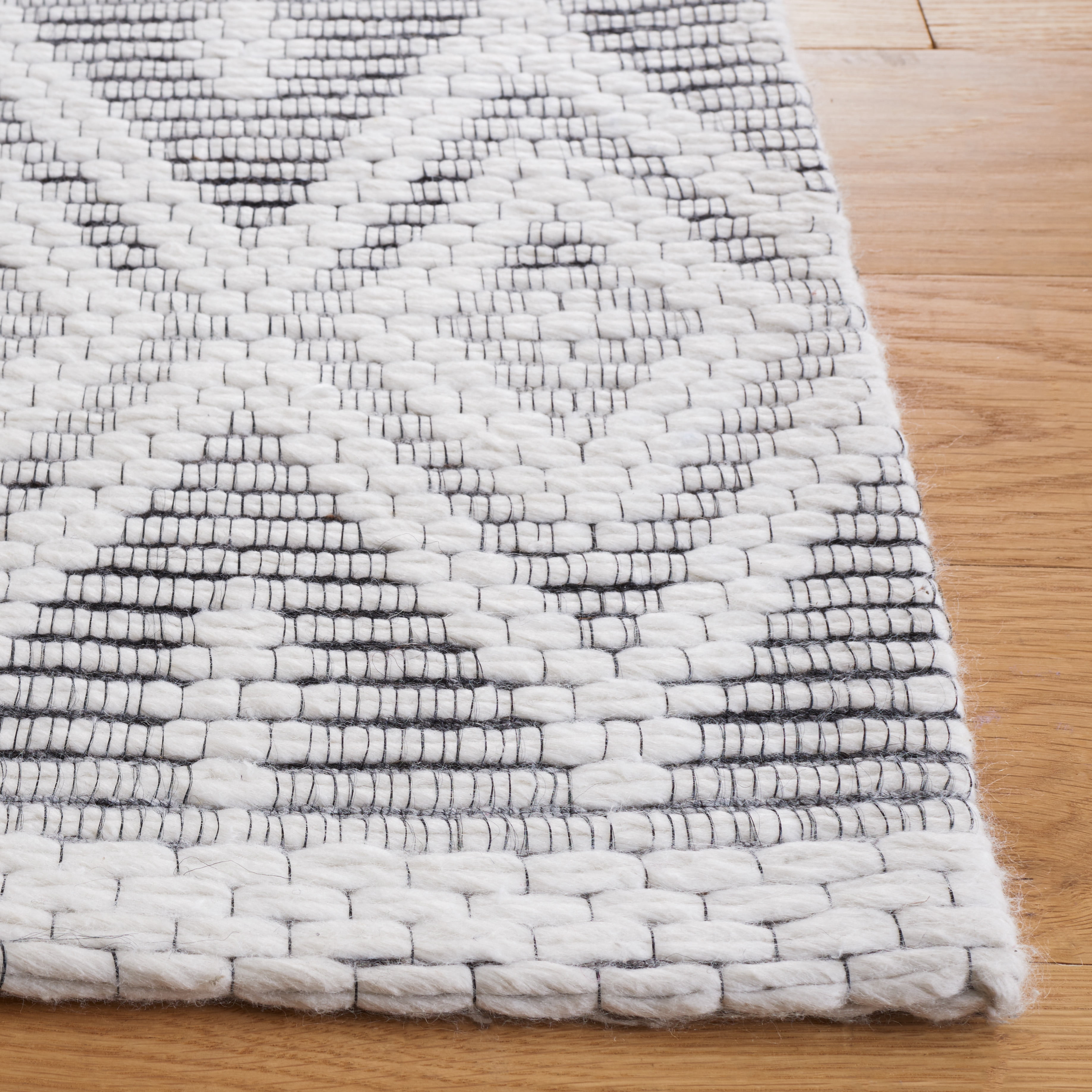 SAFAVIEH Marbella Braiden Diamond Area Rug, Ivory/Black, 3' x 5'