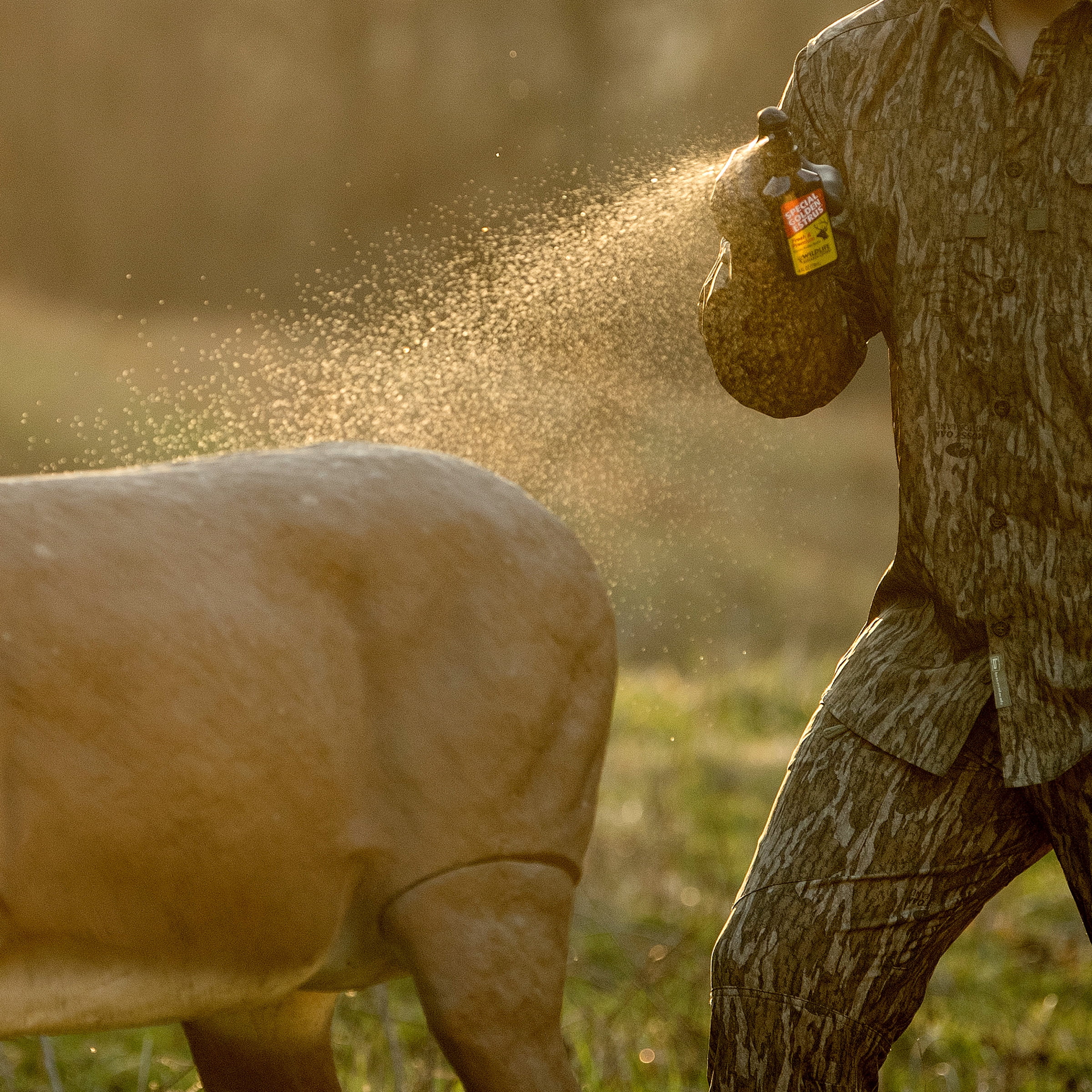 Wildlife Research Center Special Golden Estrus Classic Aber Bottle 4 fl oz Doe Estrous Scent With Sprayer