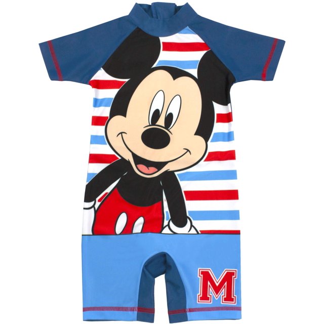 traje de baño con diseño de mickey mouse de disney para niños de 4 a 5 años, color azul frontal con gran estampado de Mickey Mouse sobre rayas horizontales azules, blancas y rojas. Cuello alto, mangas raglán cortas azul marino, parte inferior corta azul claro con insignia 'M' roja y cierre trasero; ideal para playa, piscina y clases de natación.