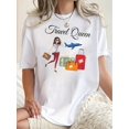 thumbnail image 1 of Camiseta elegante y cómoda para mujer con estampado "Viajera divertida". Cuello redondo informal, manga corta, mezcla de algodón elástico, lavable a máquina. Perfecta para el verano y para el tiempo l, 1 of 6