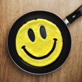 thumbnail image 2 of CRACK-A-SMILE Moule à Petit-Déjeuner Visage Souriant, 2 of 7