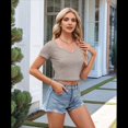 thumbnail image 4 of Camiseta de Corta con Cuello en V y Ombligo Al Descubierto, Color Caqui, Talla S, 4 of 7