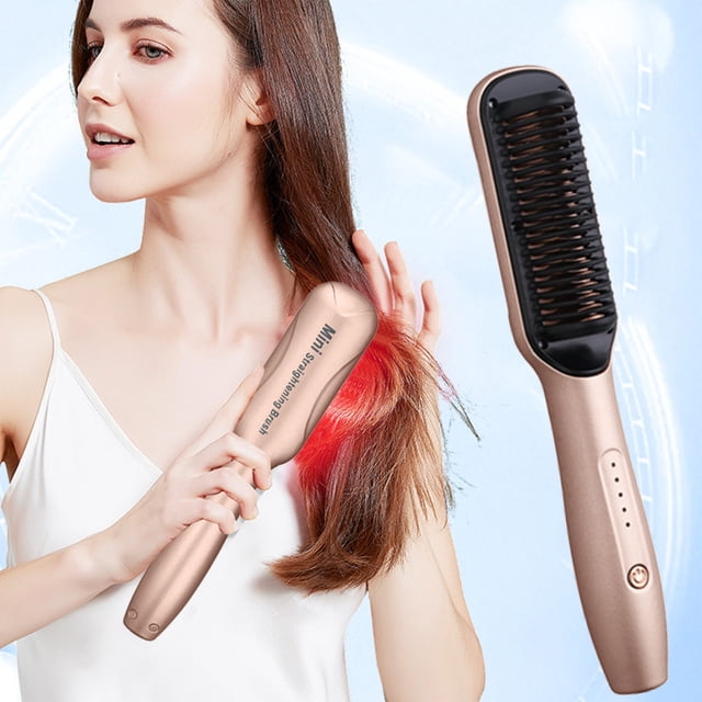 fiudx cepillo para cabello peine alisador revestimiento cerámico moldeador iónico antifrizz herramienta de calentamiento rápido accesorio para peinado femenino diseño ideal para viajes — Cepillo alisador rosa en vista 3/4 con mango ergonómico, botones y luz indicadora; cerdas planas con revestimiento cerámico visibles. Modelo lo usa en un mechón lacio; compacto y apto para viajes, también suele usarse para retoques rápidos de peinados.