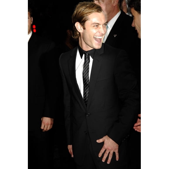 Jude Law At Arrivals For New York Premiere Of The Holiday, Ziegfeld Theatre, New York, Ny, November 29, 2006. Photo By Ray TamarraEverett Collection Celebrity (8 x 10)