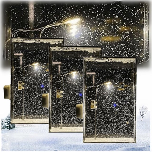 lámpara de noche nevada, farola de calle nevada, luz de noche con paisaje nevado navideño, lámpara clásica con copos de nieve para decoración de dormitorio interior y escritorio. Vista frontal de tres unidades compactas con carcasa transparente y farola interior iluminada; partículas blancas en suspensión que simulan nieve y brillo cálido, silueta rectangular y base estrecha, ideal para ambiente navideño en escritorio o recámara y adecuada para proyectos DIY decorativos.