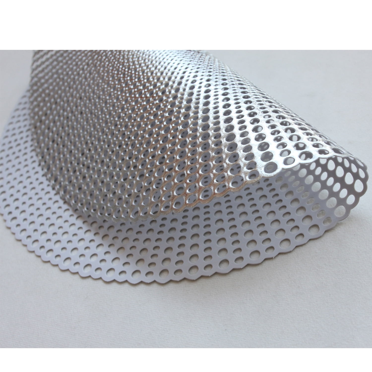 Thymat 16.5" Round Vinyl Metallic Placemats, Set of 6, Silver