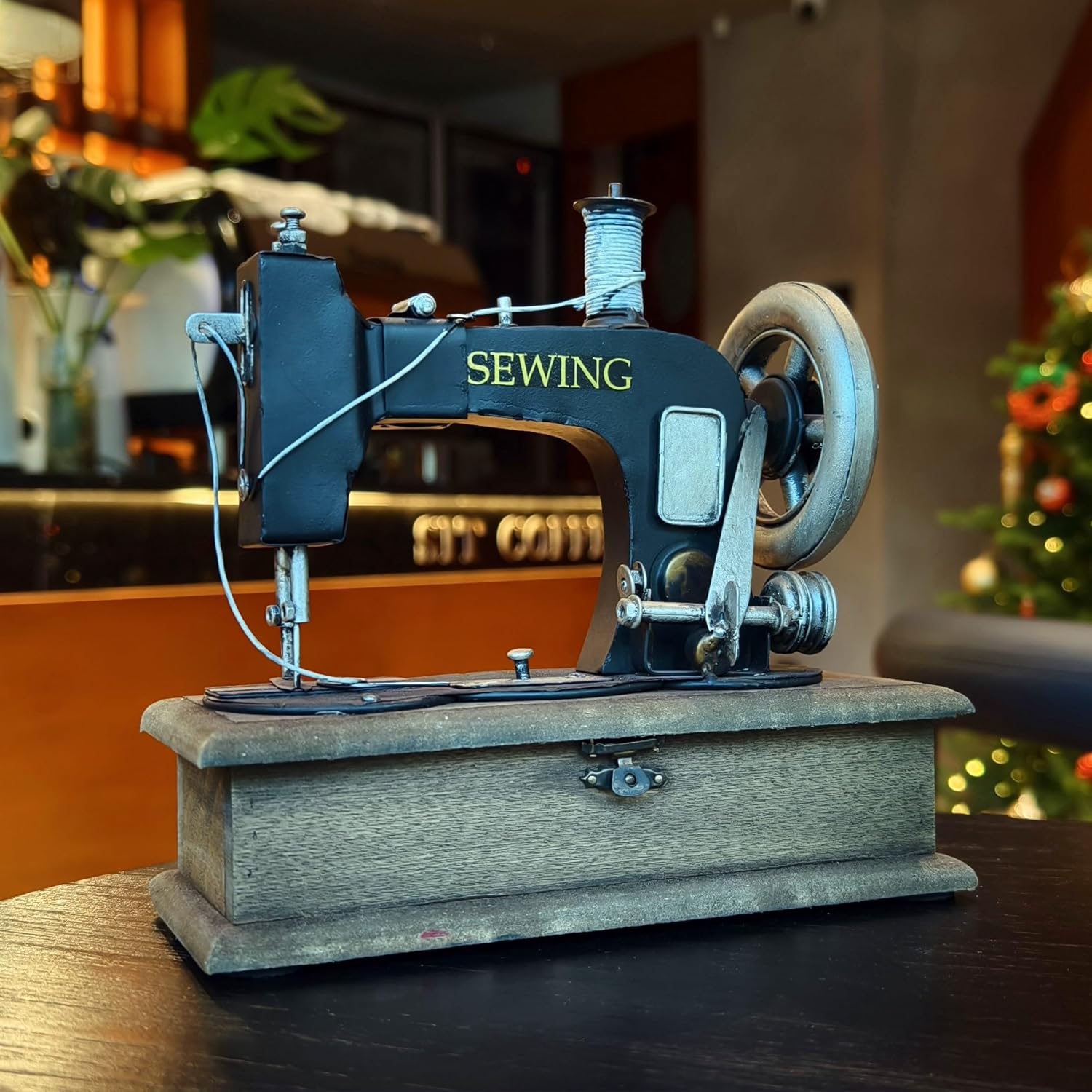 Large Vintage Iron Tin Sewing Machine Model Tin Design with Iron 70s 80s Tailor Needlework Retro Nostalgic Decor for Clothing Shop Cafe Desk Window Store Photo Props Sewing Ornaments
