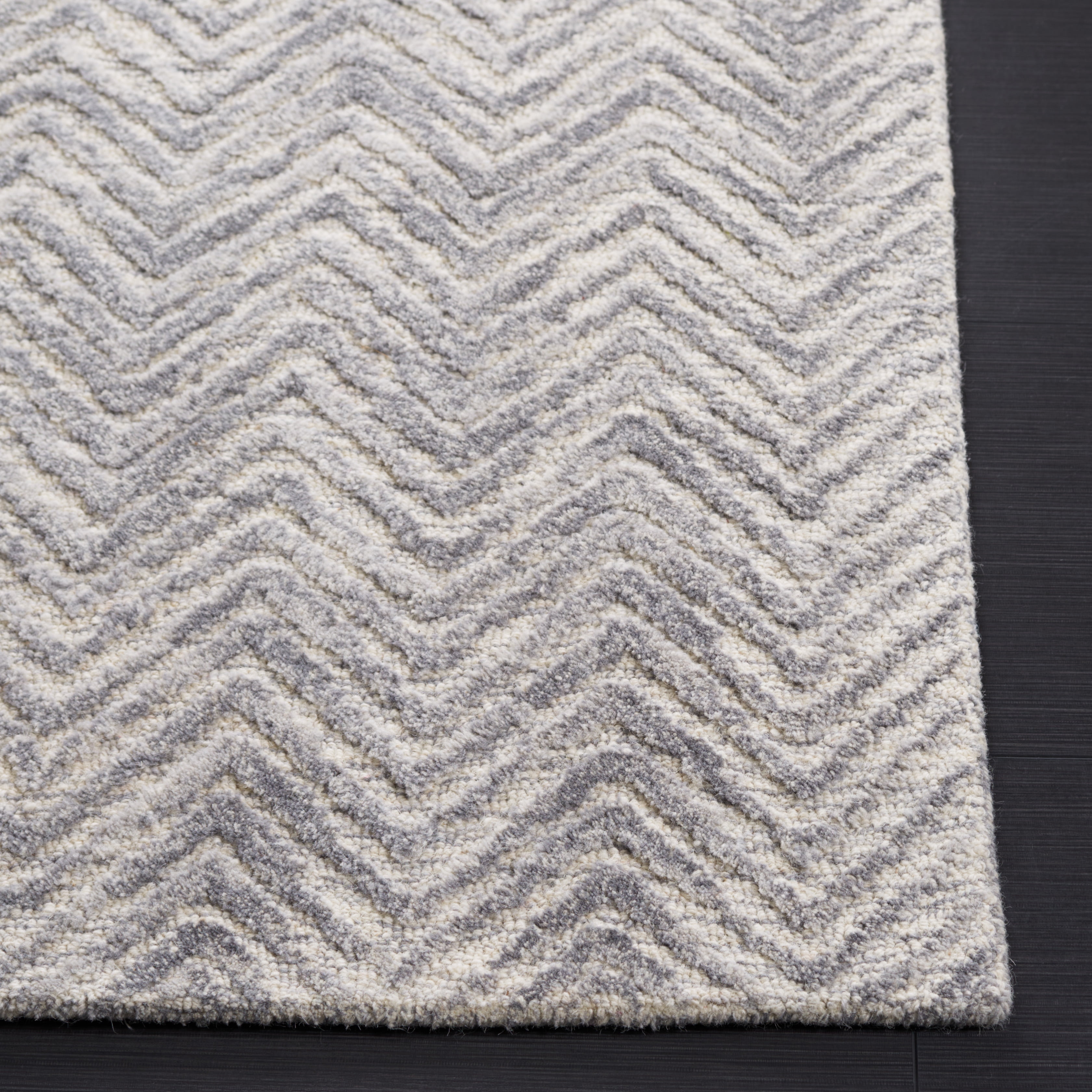SAFAVIEH Metro Lucina Wavy Striped Runner Rug, Silver, 2'3" x 9'