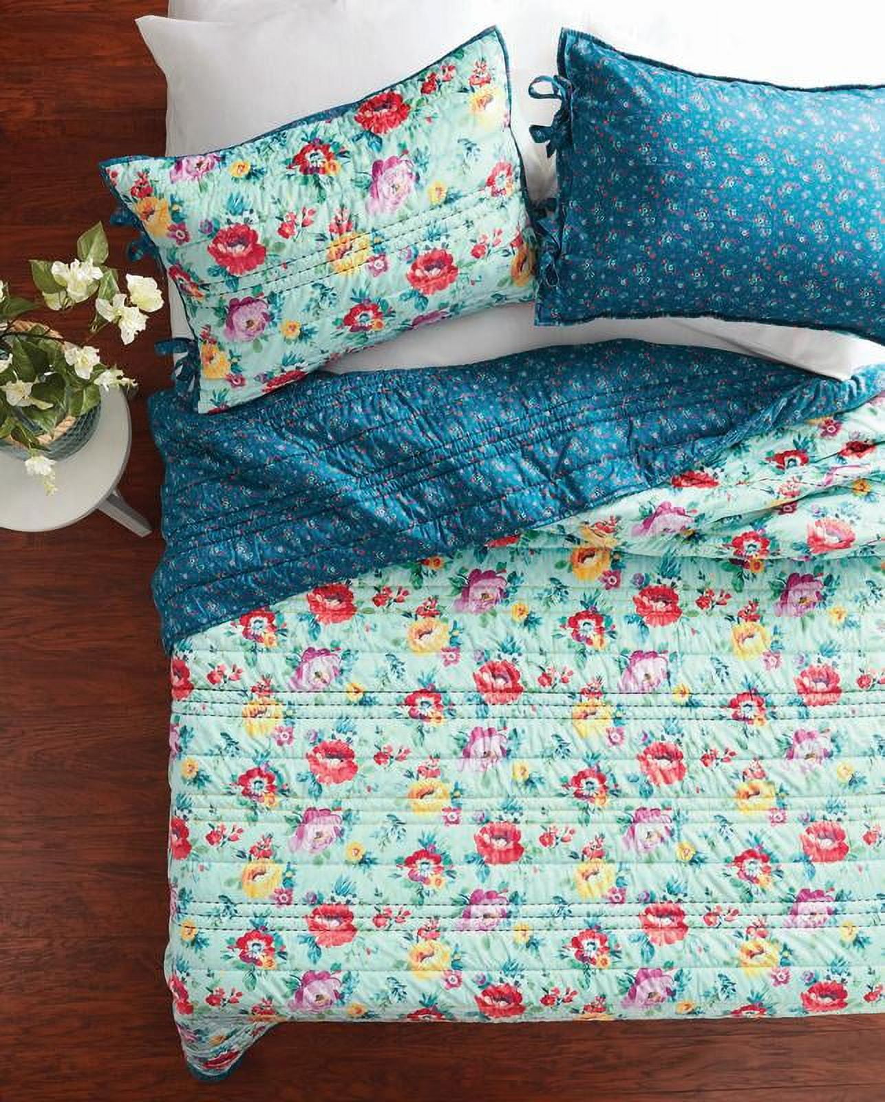 The Pioneer Woman Sweet Romance Blossoms Poly Velvet Full/Queen Quilt