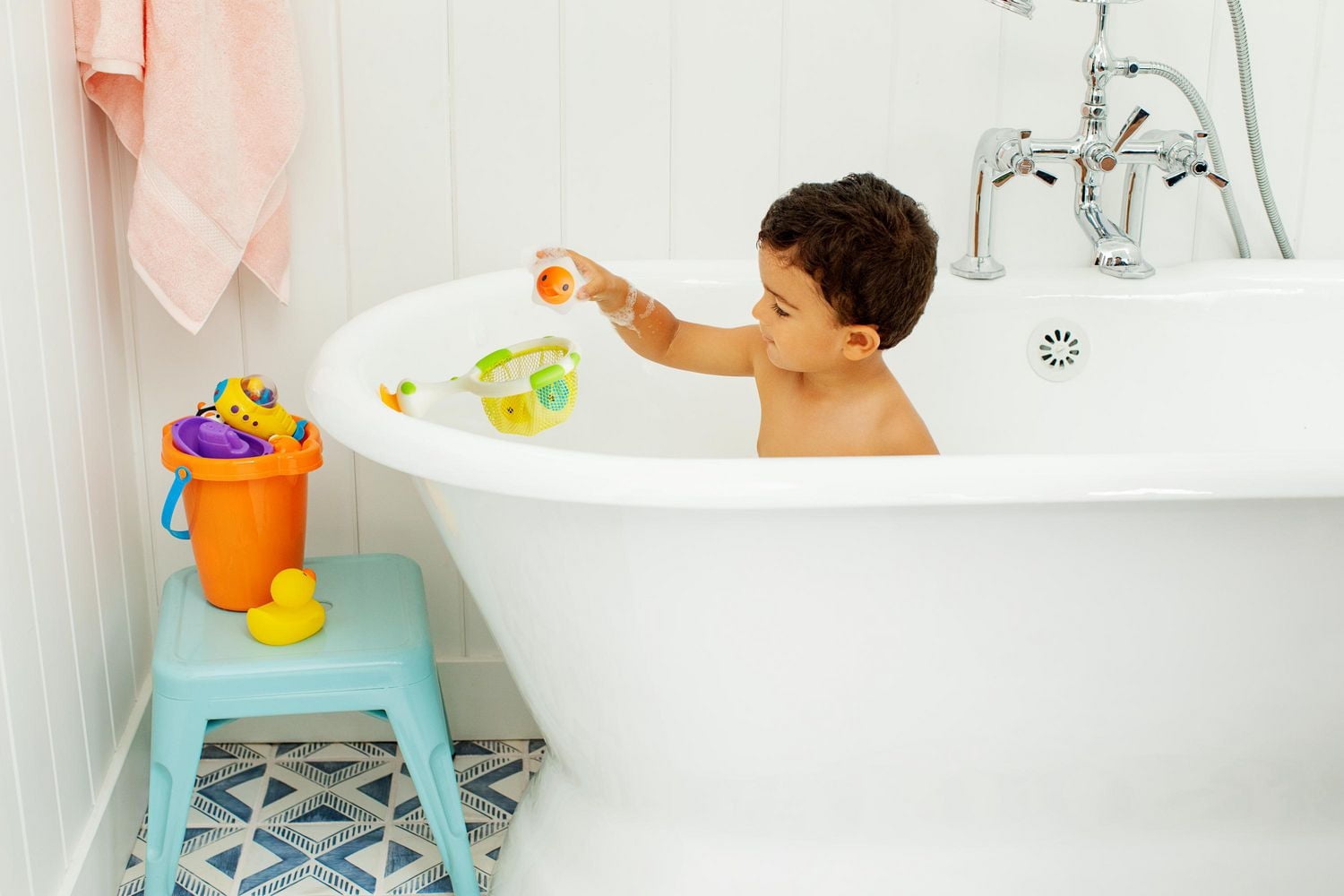 Munchkin Catch a Glowing Star™ Glow in the Dark Baby Bath Toy