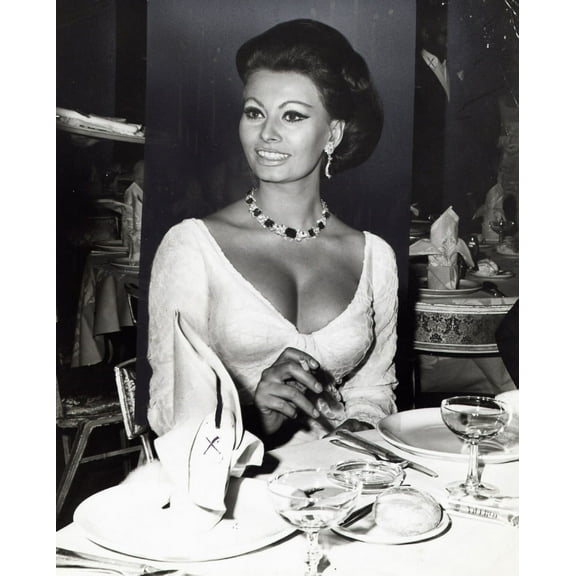 Sophia Loren in a restaurant Photo Print (8 x 10)