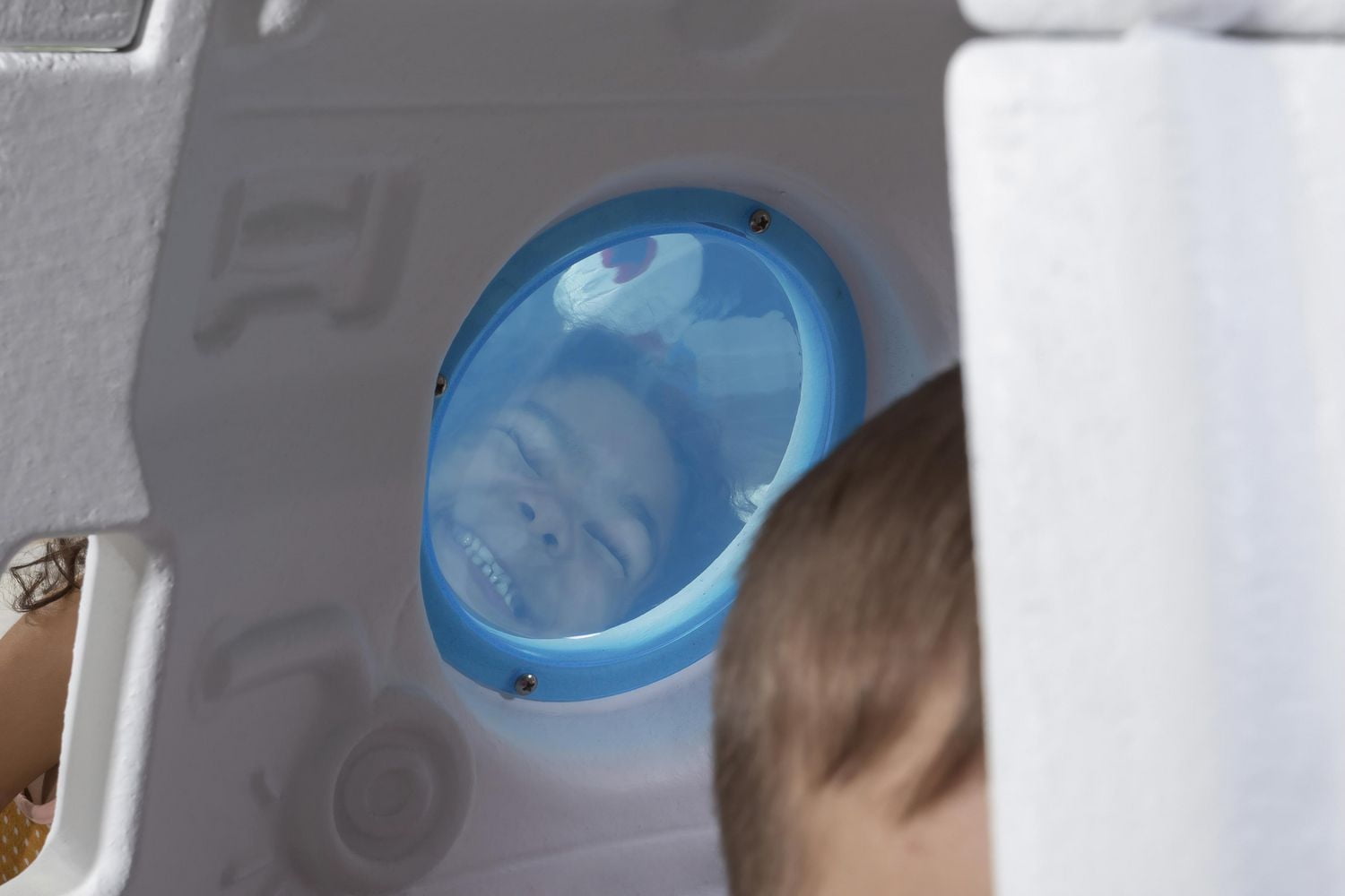 Step2 Space Capsule Swing pour enfants – Balançoire d'extérieur et cabane de jeu 2-en-1 – Siège-capsule fermé – Pour les 3 à 7 ans