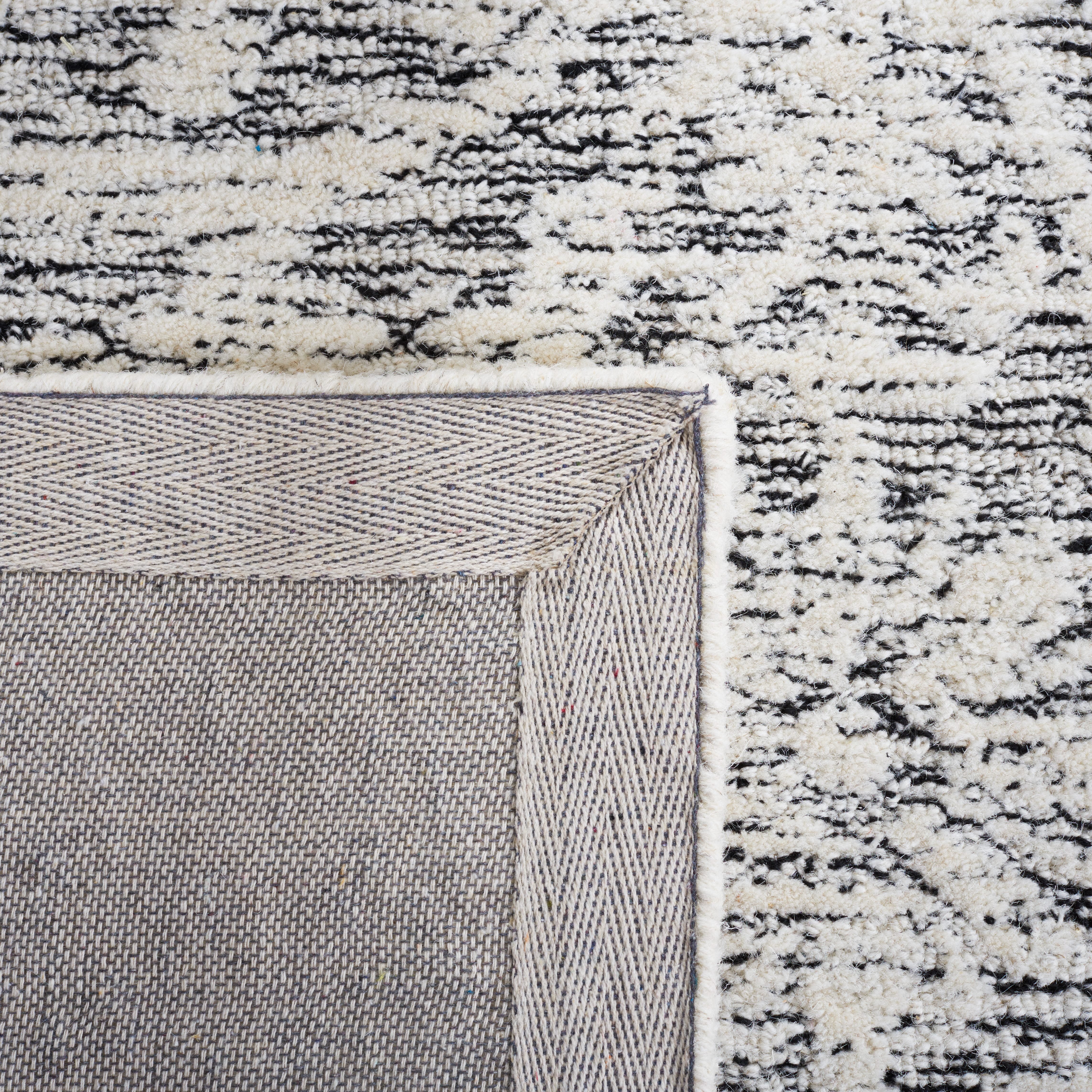 SAFAVIEH Metro Gertrude Medallion Area Rug, Ivory/Black, 4' x 6'