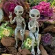thumbnail image 2 of Divertida estatua de extraterrestre de resina, decoración de jardín al aire libre, escultura enana OVNI, decoración de escritorio para el hogar, adornos navideños de Halloween, 2 of 4
