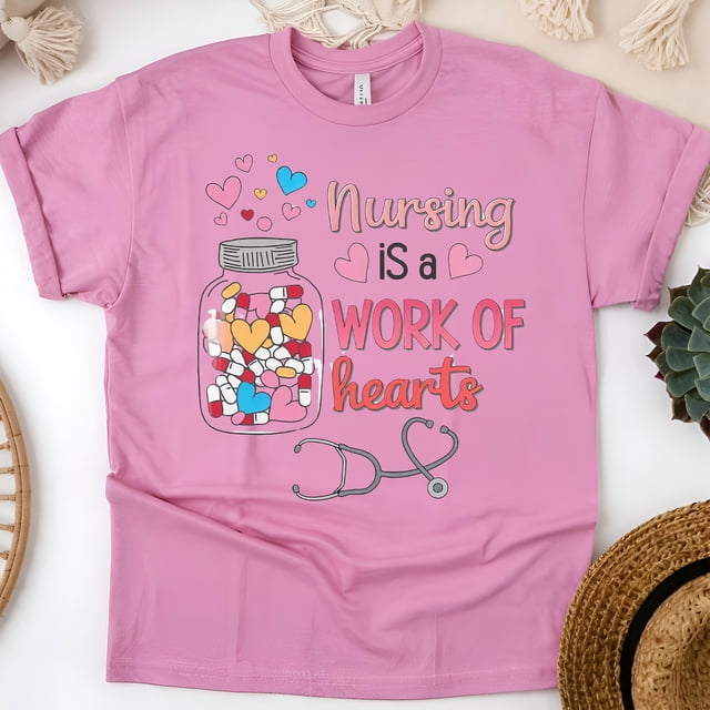 T-Shirt Graphique « Nursing is a Work of Hearts » pour Femmes, Azalée, Taille g