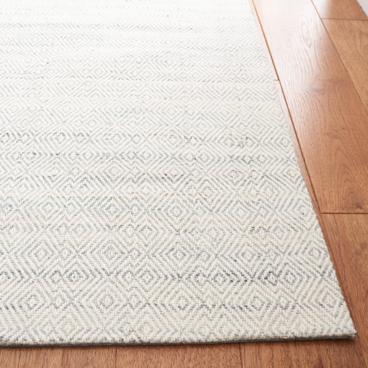 SAFAVIEH Martha Stewart Wilton Geometric Area Rug, Light Blue/Ivory, 5' x 8'