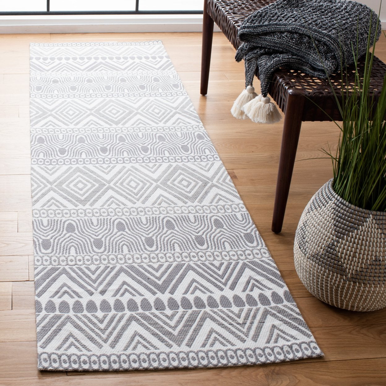 SAFAVIEH Marbella Handan Geometric Area Rug, Grey, 5' x 8'