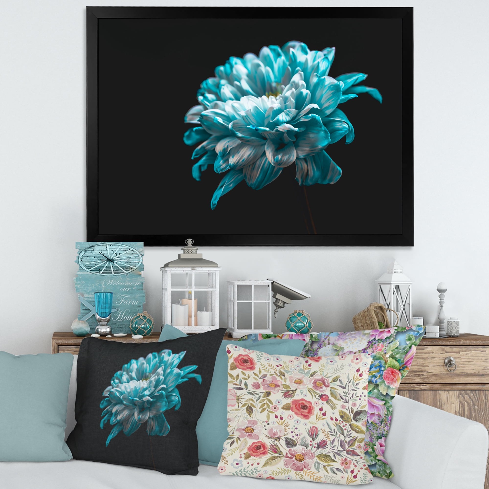 Designart 'Close Up Of White and Pure Blue Daisy Flower II' Traditional Framed Art Print