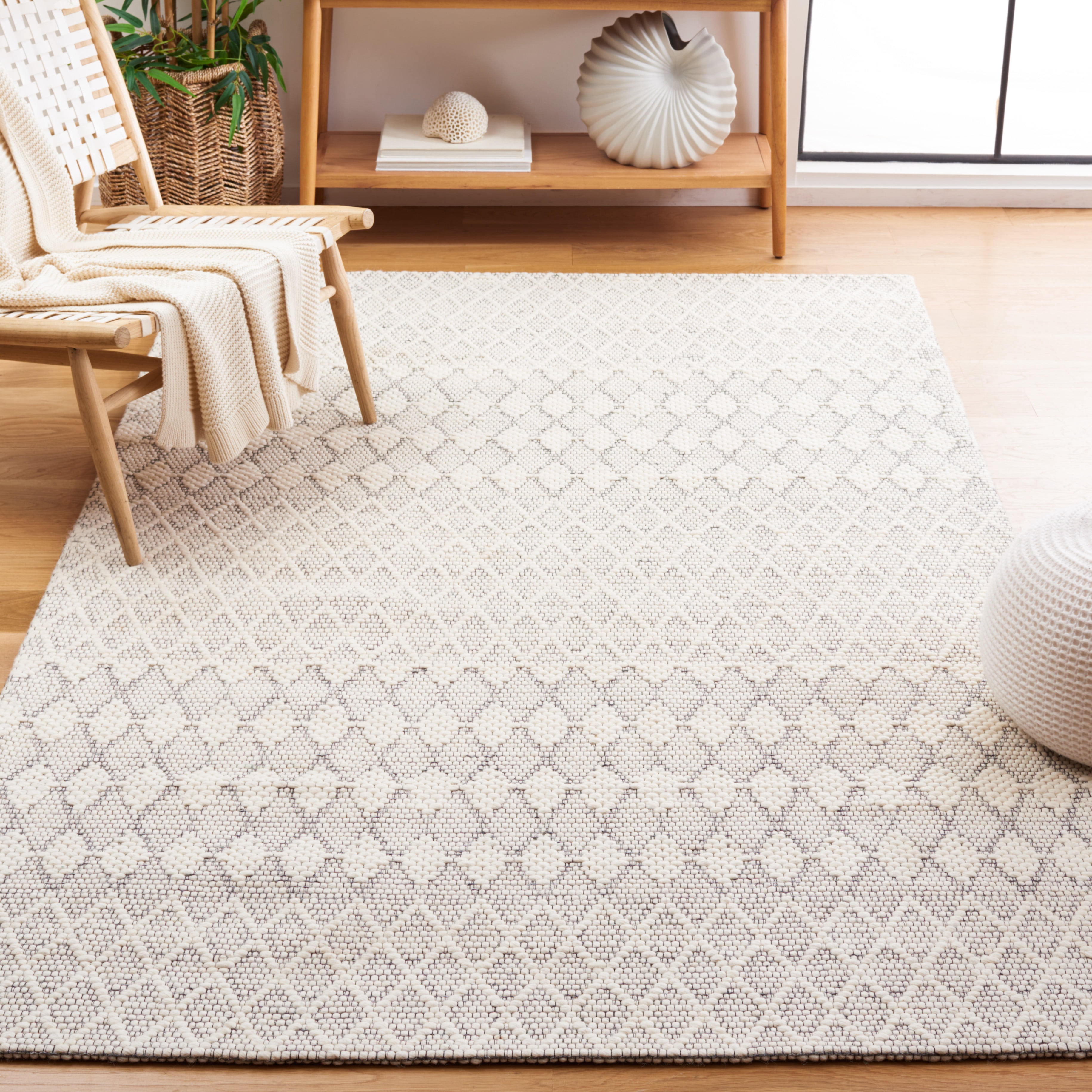 SAFAVIEH Marbella Raschelle Diamond Area Rug, Ivory, 4' x 6'