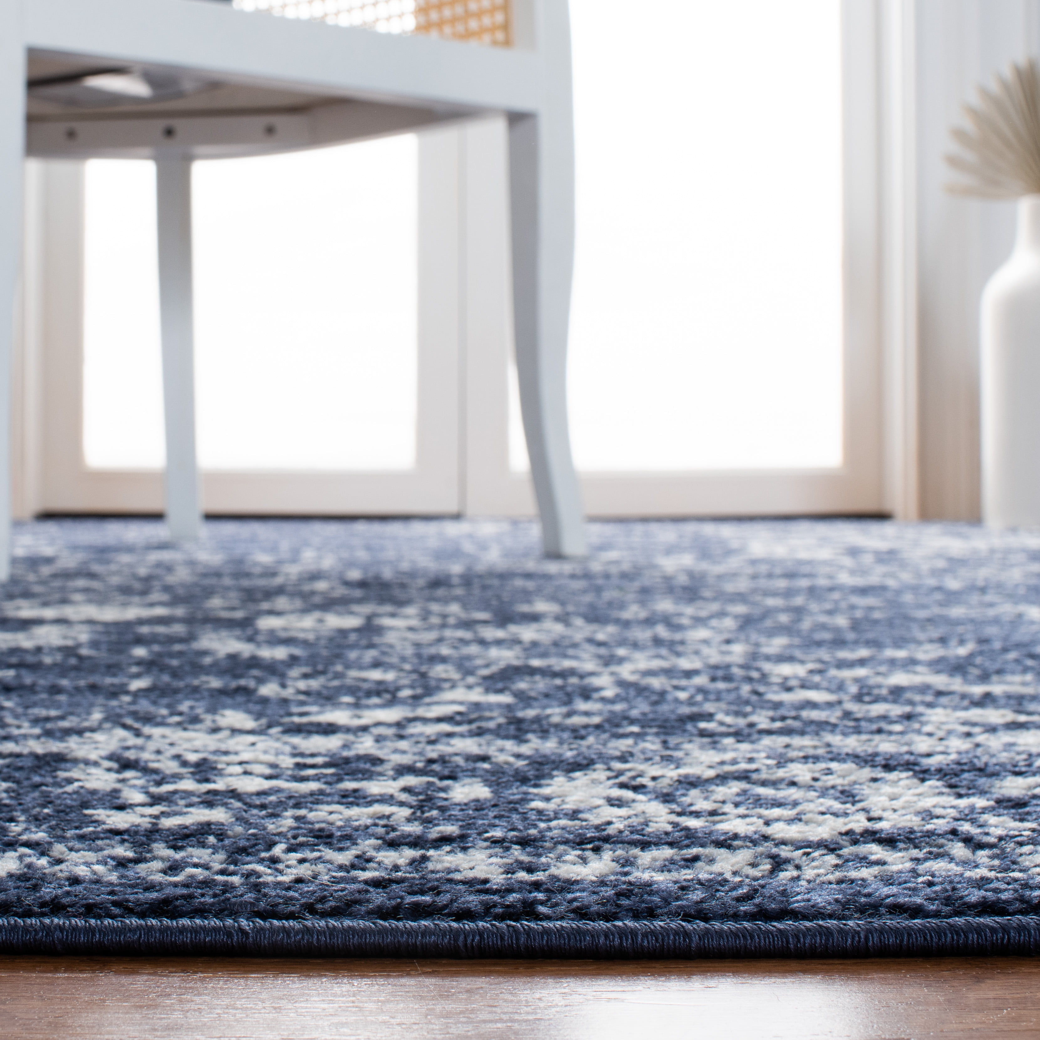 SAFAVIEH Adirondack Wyatt Traditional Distressed Area Rug, Navy/Ivory, 8' x 8' Round - Transitional Modern Design, Navy & Ivory, Ideal for Living Room, Bedroom, Dining Space