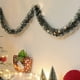 thumbnail image 4 of Guirnalda Navideña con Borlas de Papel de Aluminio Brillante, Elegantes Tiras Doradas y Rojas, Decoración Festiva para Interiores y Exteriores, Decoración para Fiestas y Bodas, Fácil de Colgar, Tamañ, 4 of 7