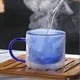 thumbnail image 1 of Vaso de vidrio coloreado de doble capa | Vidrio de borosilicato soplado a mano | Resistente al calor y al frío | Artesanía única para café, té o jugo | Diámetro de 8,5 cm con asa ergonómica, 1 of 5