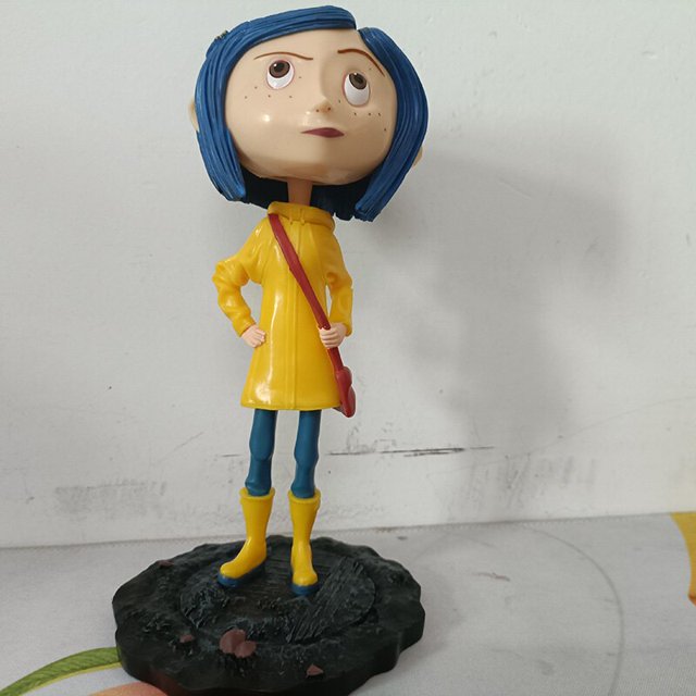 NECA Coraline – muñeca La puerta secreta, abrigo impermeable, rótula, idea de regalo zhangmengya LED