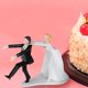 thumbnail image 3 of Toppers de pastel de boda, figura de novia y novio de resina, decoración de pastel de pareja romántica divertida TUNC Sencillez, 3 of 5