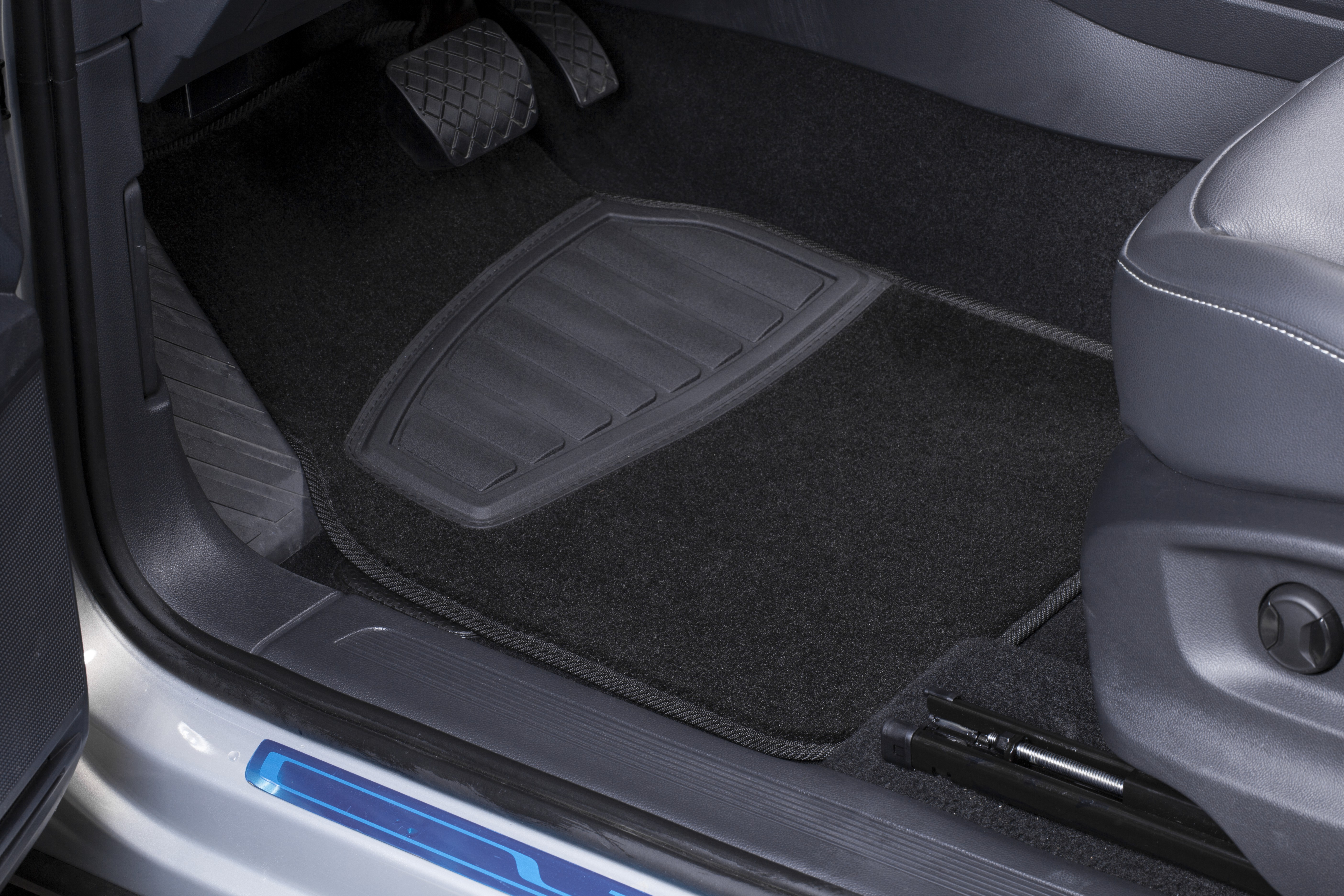 Auto Drive 4-Piece Carpet Floor Mats, Black photo 7