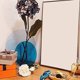 thumbnail image 2 of Elegante jarrón acrílico geométrico azul con detalles florales translúcidos para la decoración moderna de una oficina, 2 of 5
