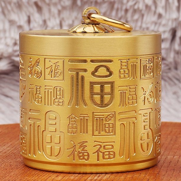 Brass car ashtray, suitable for home and office use, with lid and embossed auspicious cloud and blessing design, copper craft ornament.