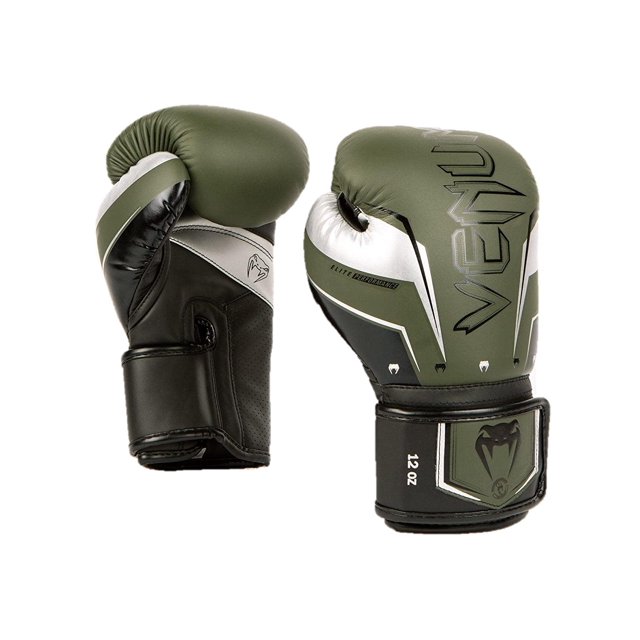 guantes de boxeo venum elite evo - caqui/plata. Par en vista 3/4 y lateral; color caqui con paneles plateados y negros, logo Venum grande en la parte superior, cierre de muñeca con correa ajustable marcada 12 oz, acabado liso sintético visible. También suelen usarse para entrenamiento de saco y sparring ligero.