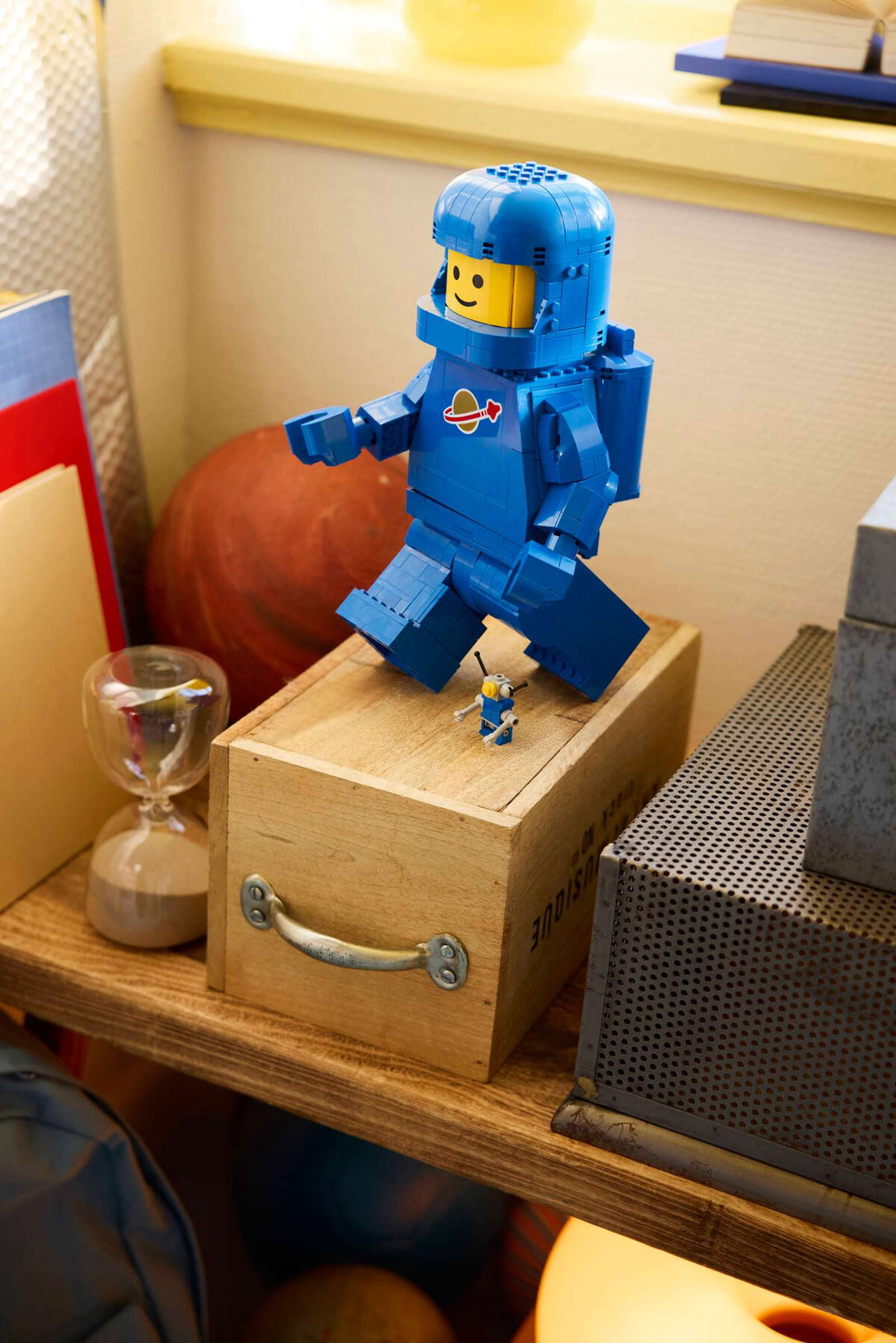 LEGO Up-Scaled Blue Astronaut Minifigure – 793-Piece Buildable Space Figure with Movable Parts, Hidden Mini Robot & Rocket, Collectible Display Gift for Kids – 40921
