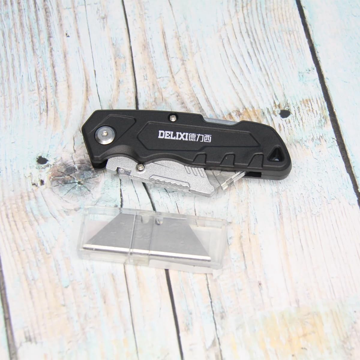 SaKaguro Folding Utility Knife,Boxs Cutter,Adjustable Angles,Carpenter Tool,Blade Storage-Holds 3 Compatible Blades (black)