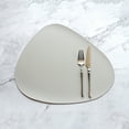 thumbnail image 2 of Paokuoon Protection de Table Set de Table Triangle 2 Pcs Anti-Brûlure Résistant à la Chaleur Antidérapant Imperméable PVC Lavable au Lave-Vaisselle, 2 of 8